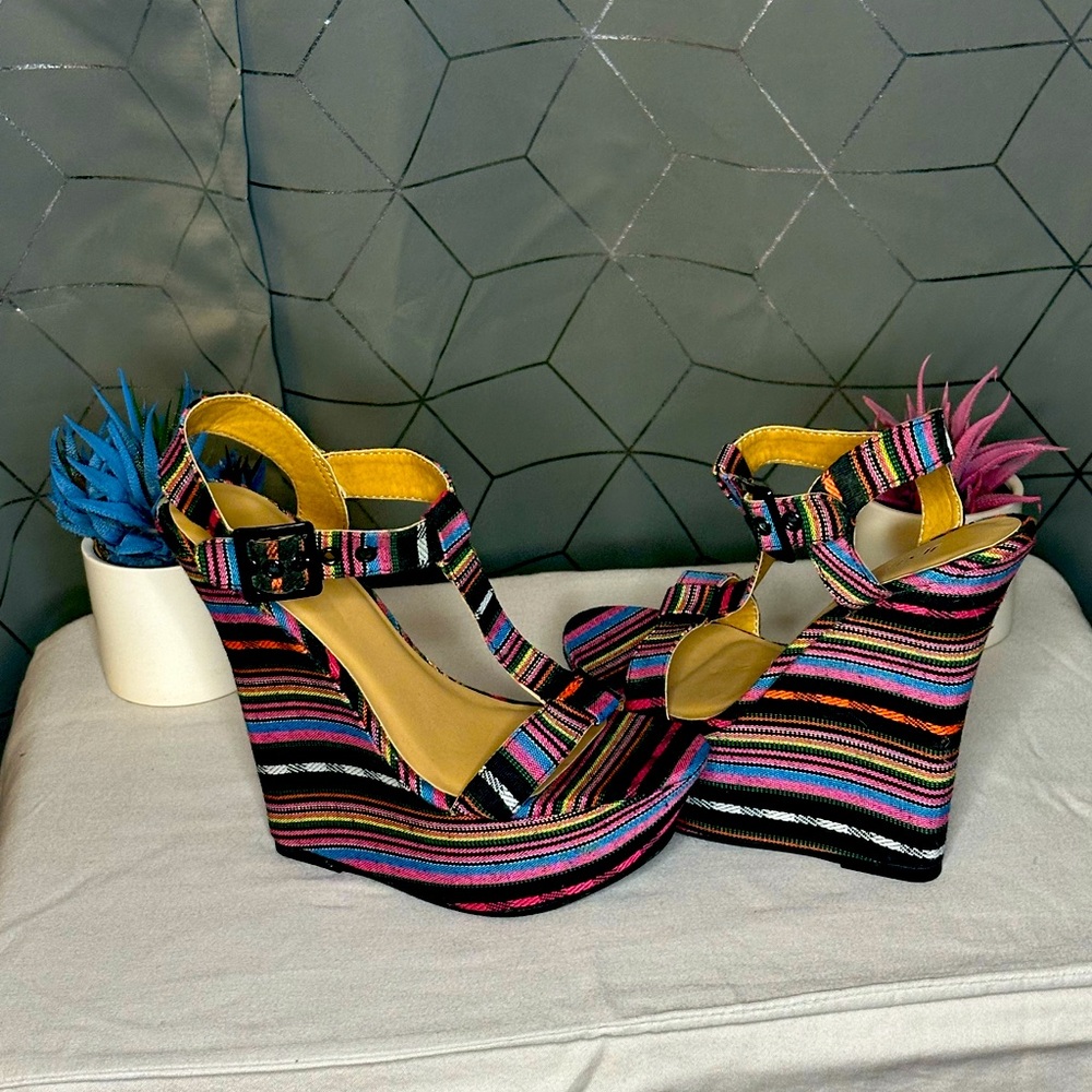 ✨✨Super cute, super high, multicolored wedges to look fly this spring or summer